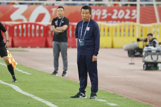 目前罗马中卫位置人员紧缺，斯莫林、库姆布拉仍无法复出，主力恩迪卡离队参加非洲杯，小曼奇尼有伤在身，目前罗马阵中只剩下略伦特一名健康中卫。